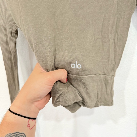 Alo Yoga Cover Long Sleeve Top in Olive Branch Women’s Size X-Small - Picture 5 of 5